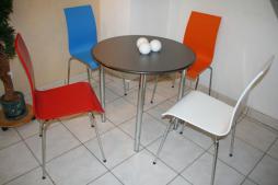 vierfuss_stuehl_rot_blau_weiss_orange_tisch_edelstahl_chrom_gestell_1.jpg