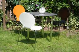 stuhl_vierfußstuehle_chrom_gestell_alle_farben_tisch_weiß_orange_schwarz_1.jpg