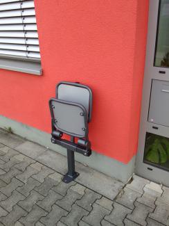 Kantineneinrichtung_Sitze_klappbar_an_der_Wand_befestigt_Krankenhaus_b1_a1_schwer_entflammbar_(38).jpg