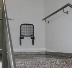 Kantineneinrichtung_Sitze_klappbar_an_der_Wand_befestigt_Krankenhaus_b1_a1_schwer_entflammbar_(63).JPG