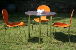 dreier_gruppe_orange_stuhl_vierfußstuehle_chrom_gestell_alle_farben_tisch_2.jpg