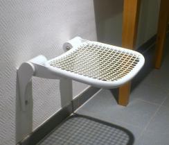 Kantineneinrichtung_Sitze_klappbar_an_der_Wand_befestigt_Krankenhaus_b1_a1_schwer_entflammbar_(62).JPG